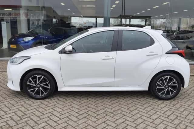 Toyota Yaris (2024) thumbnail 3
