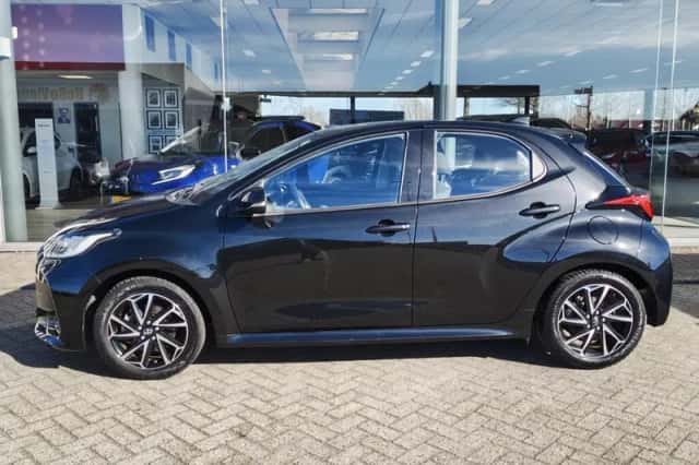 Toyota Yaris (2022) thumbnail 3