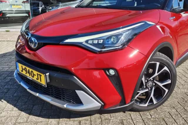 Toyota C-HR (2020) thumbnail 2