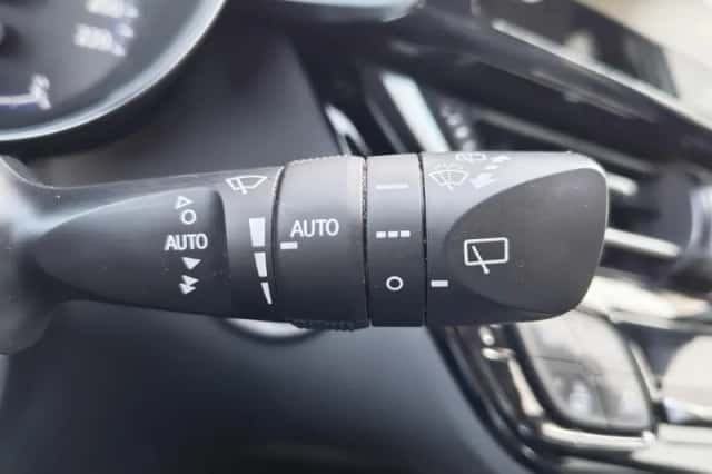 Toyota C-HR (2020) thumbnail 13