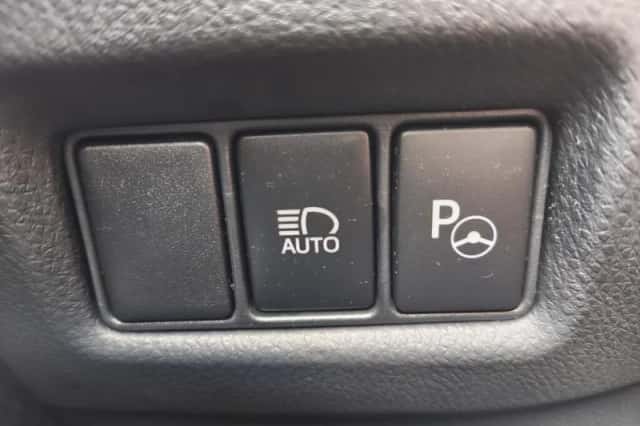 Toyota C-HR (2020) thumbnail 24