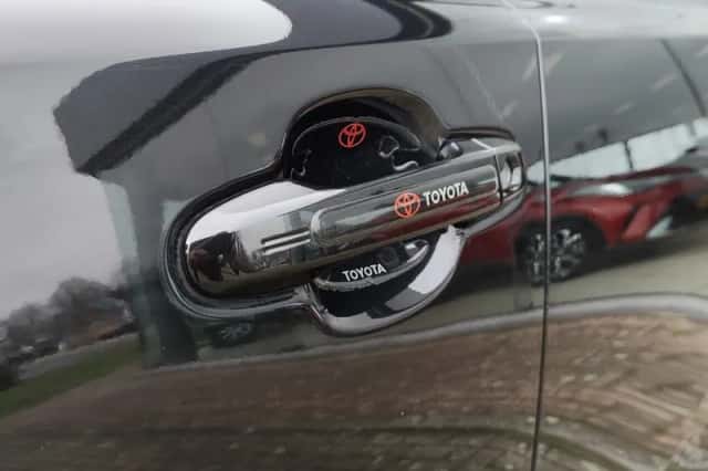 Toyota C-HR (2020) thumbnail 41