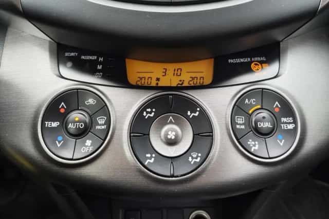 Toyota RAV4 (2010) thumbnail 16
