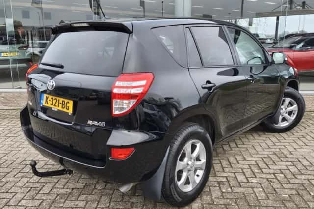 Toyota RAV4 (2010) thumbnail 4