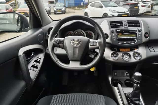 Toyota RAV4 (2010) thumbnail 9