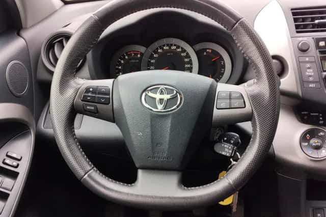 Toyota RAV4 (2010) thumbnail 10