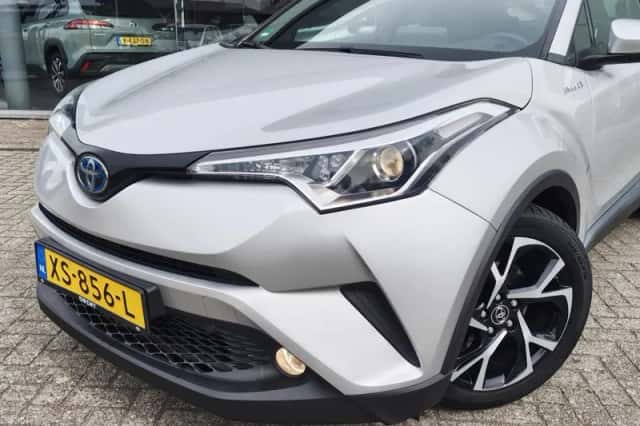 Toyota C-HR (2019) thumbnail 2