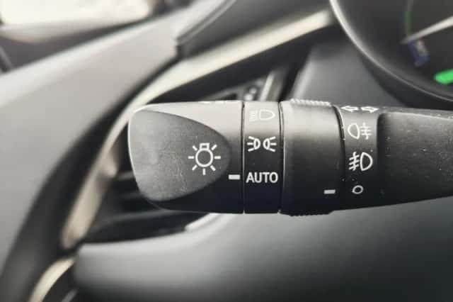 Toyota C-HR (2019) thumbnail 11