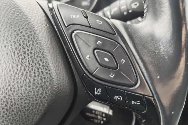 Toyota C-HR (2019) thumbnail 15