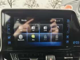 Toyota C-HR (2019) thumbnail 16