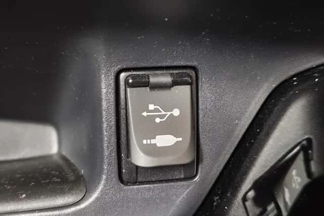 Toyota C-HR (2019) thumbnail 21