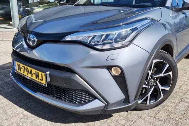 Toyota C-HR (2020) thumbnail 2