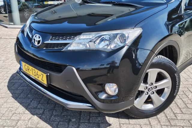 Toyota RAV4 (2015) thumbnail 2