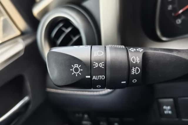 Toyota RAV4 (2015) thumbnail 12