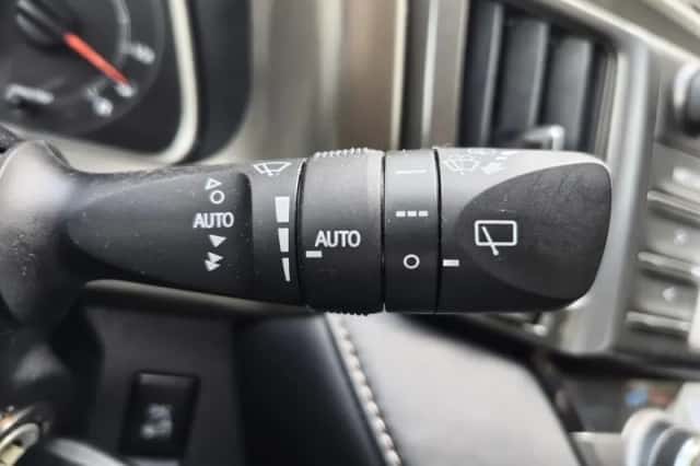Toyota RAV4 (2015) thumbnail 13