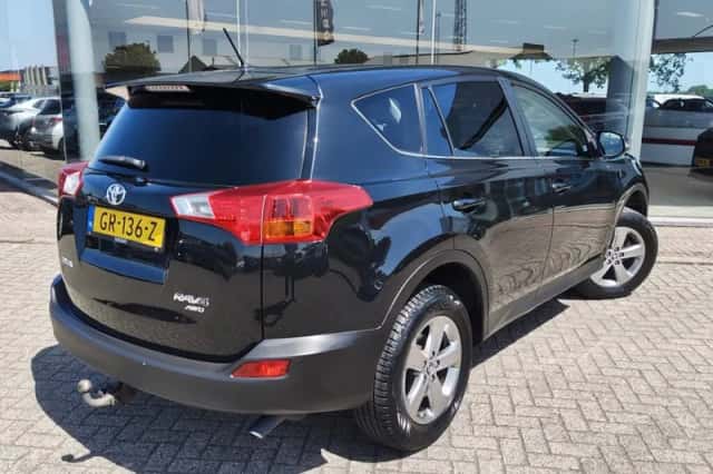 Toyota RAV4 (2015) thumbnail 4