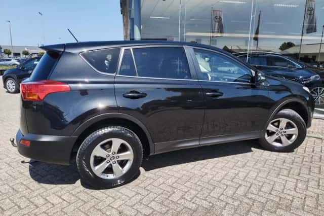 Toyota RAV4 (2015) thumbnail 5