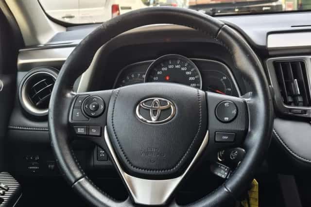 Toyota RAV4 (2015) thumbnail 10