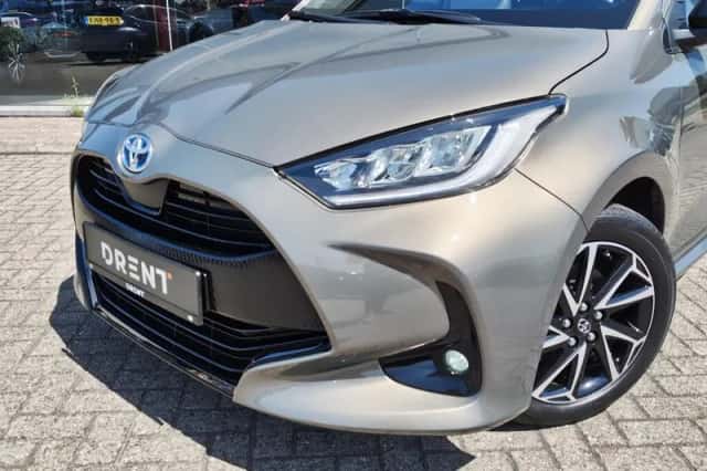 Toyota Yaris (2023) thumbnail 2