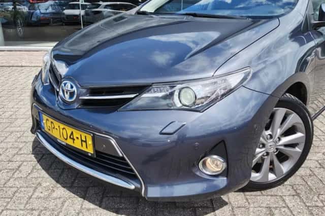 Toyota Auris (2015) thumbnail 2