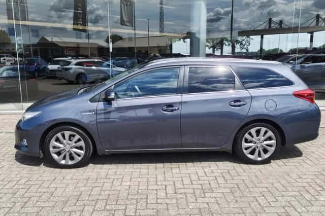 Toyota Auris (2015) thumbnail 3