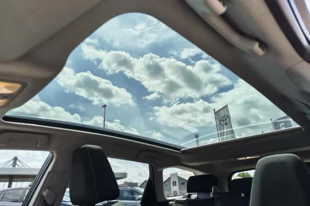 Toyota Auris (2015) thumbnail 9