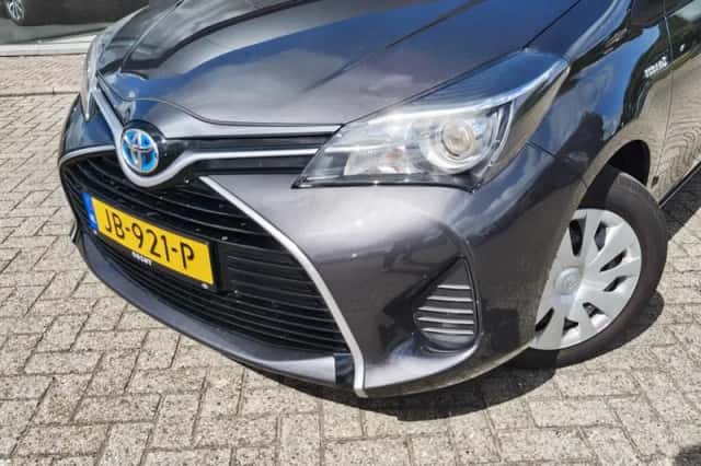 Toyota Yaris (2015) thumbnail 2