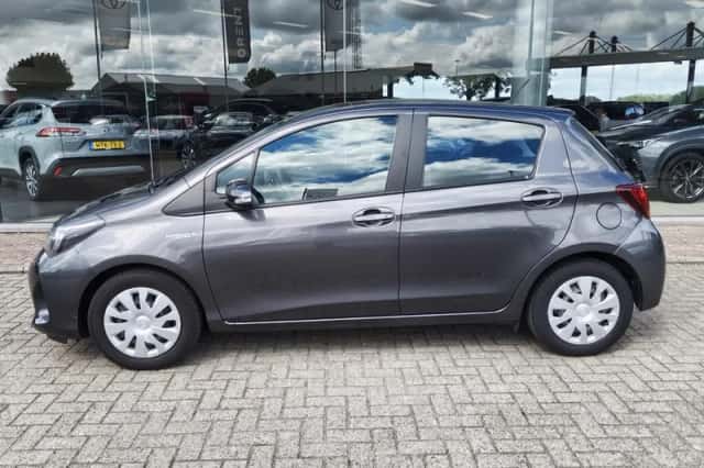 Toyota Yaris (2015) thumbnail 3