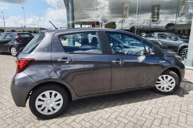 Toyota Yaris (2015) thumbnail 5