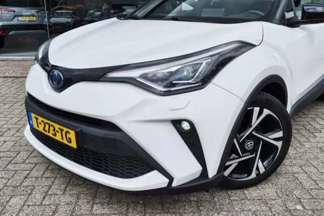 Toyota C-HR (2022) thumbnail 2