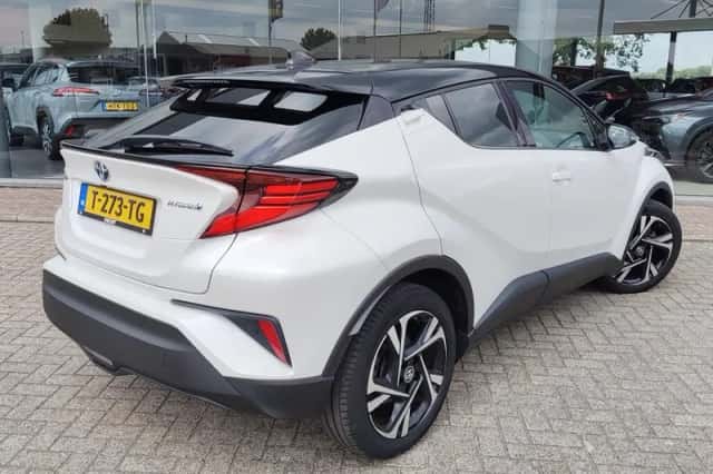 Toyota C-HR (2022) thumbnail 4