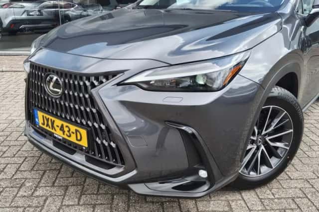 Lexus NX (2025) thumbnail 2
