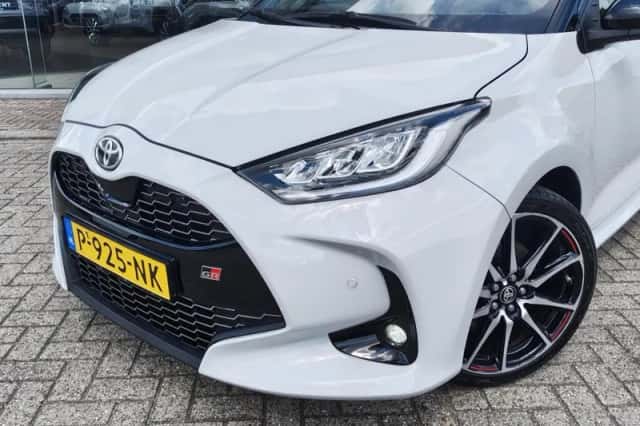 Toyota Yaris (2022) thumbnail 2