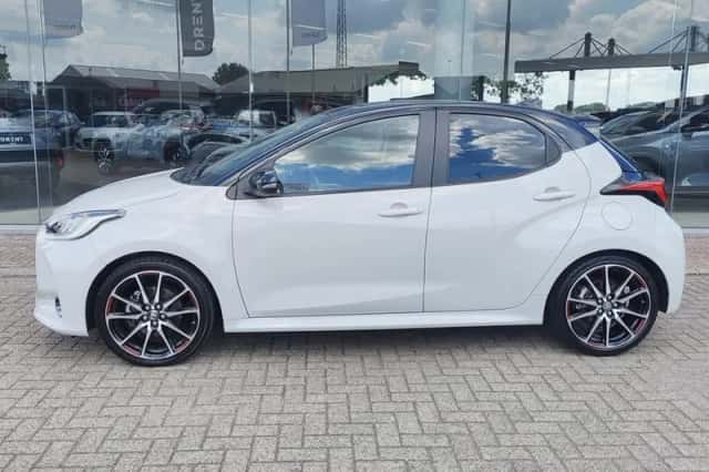 Toyota Yaris (2022) thumbnail 3