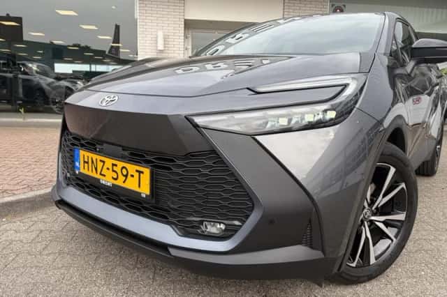 Toyota C-HR (2025) thumbnail 2