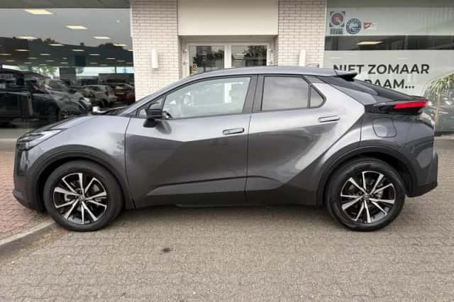 Toyota C-HR (2025) thumbnail 3