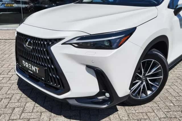 Lexus NX (2025) thumbnail 2