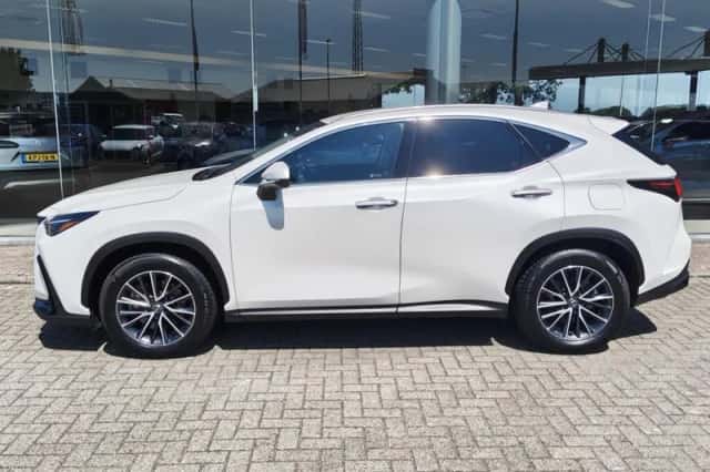 Lexus NX (2025) thumbnail 3