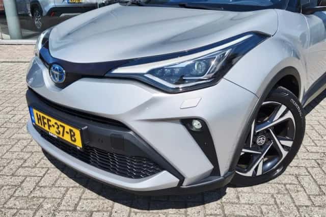 Toyota C-HR (2022) thumbnail 2