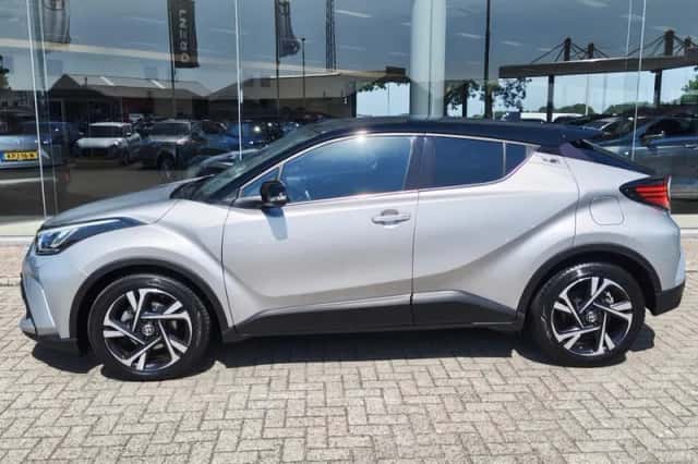 Toyota C-HR (2022) thumbnail 3