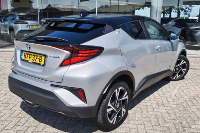 Toyota C-HR (2022) thumbnail 4