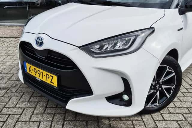 Toyota Yaris (2021) thumbnail 2