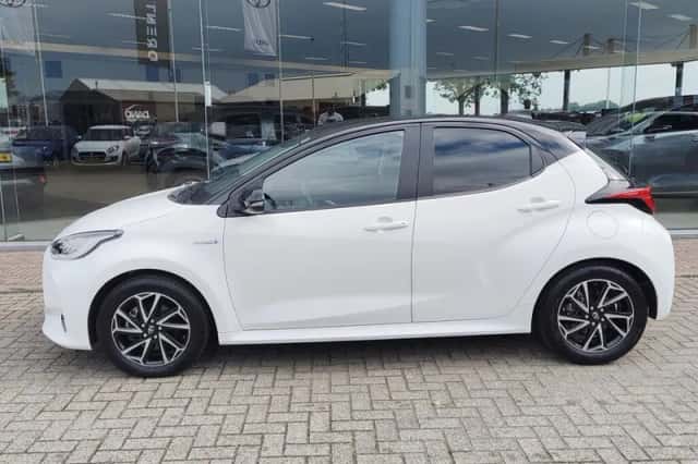 Toyota Yaris (2021) thumbnail 3