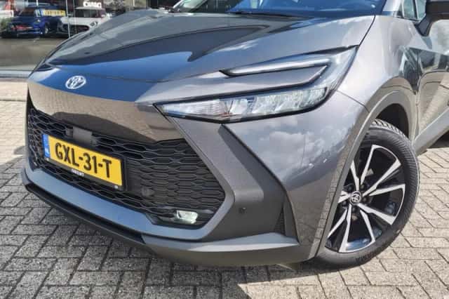 Toyota C-HR (2024) thumbnail 2