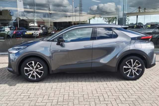 Toyota C-HR (2024) thumbnail 3