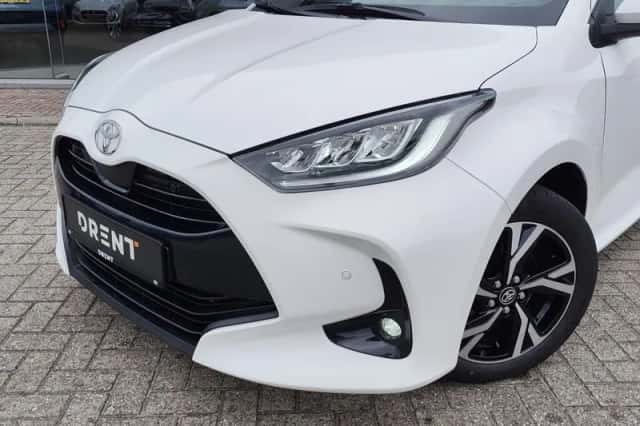 Toyota Yaris (2024) thumbnail 2