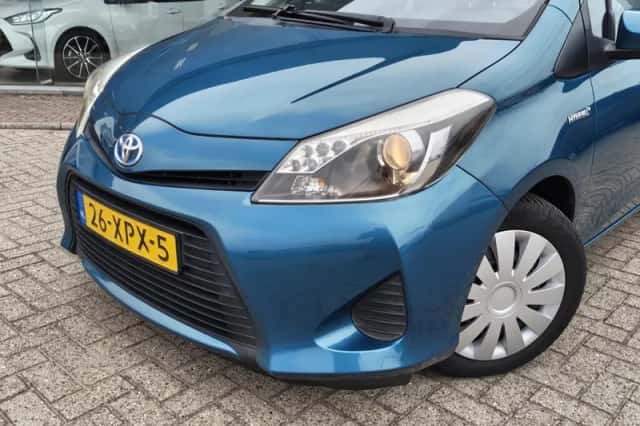 Toyota Yaris (2012) thumbnail 2