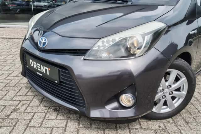Toyota Yaris (2014) thumbnail 2