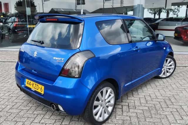 Suzuki Swift (2010) thumbnail 4