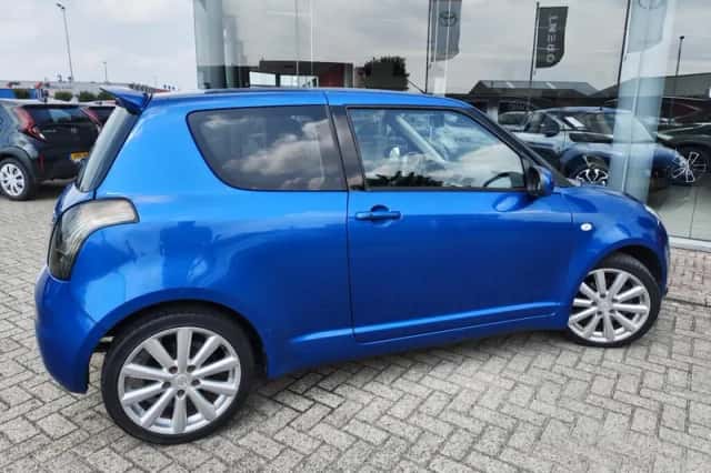 Suzuki Swift (2010) thumbnail 5